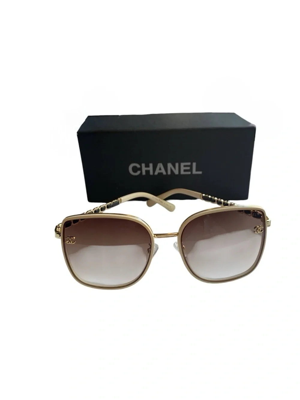🕶️ Women’s Oversized Square Gold-Tone Chain Sunglasses 🕶️